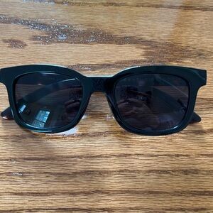 MAX STUDIO Wayfarer style READER SUNGLASSES 2.0 magnification with hard case.